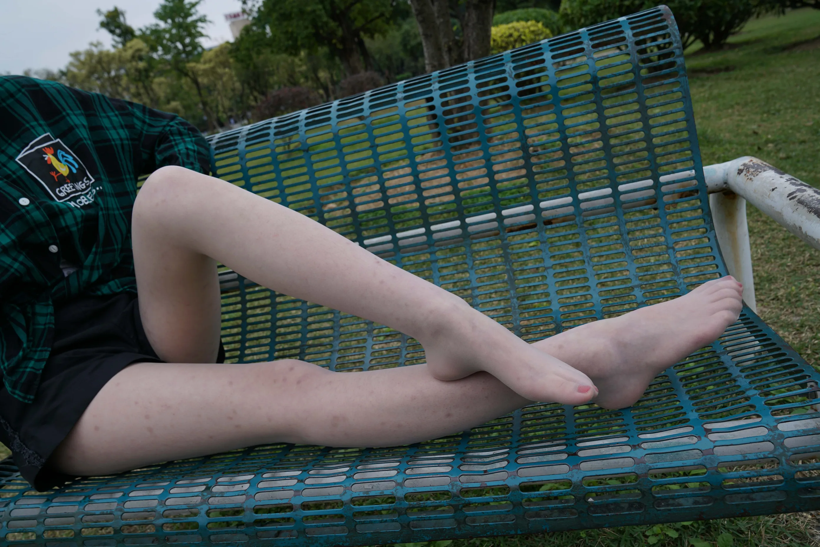 [Mzsock] NO.022 Xiao Zhang picks up a conversation with a high school student in the park and takes a direct photo of her silky feet street photography#[58P]-28