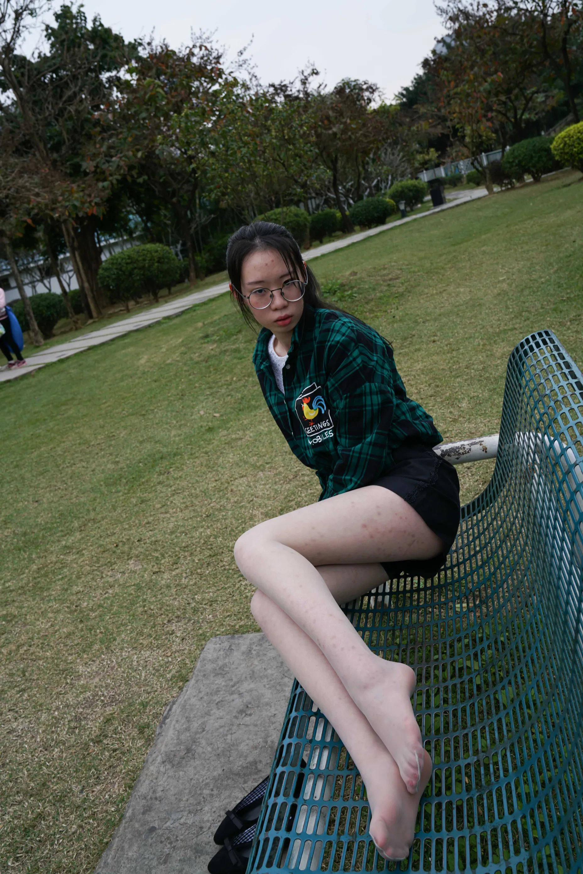 [Mzsock] NO.022 Xiao Zhang picks up a conversation with a high school student in the park and takes a direct photo of her silky feet street photography#[58P]-51