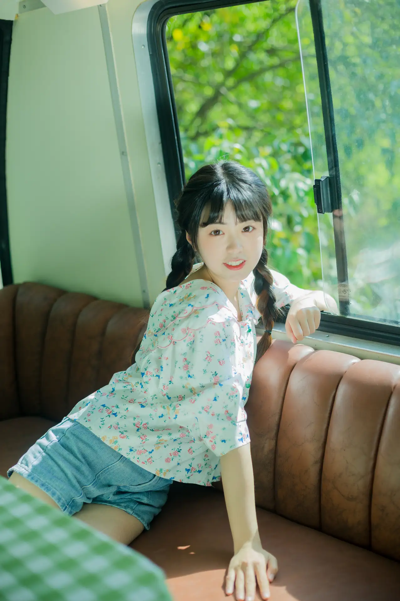 [YITUYU] 2022.09.11 Vol.1922 – The happiness hidden in the corner of the bus Cute bubbles#[28P]-11